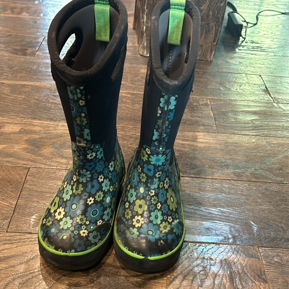 Youth size 10 Bogs - Picture 2 of 5